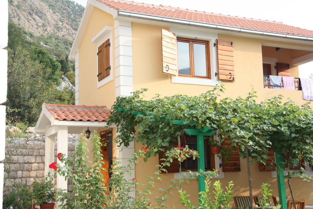 Apartments Risan Esterno foto